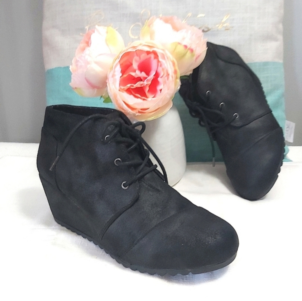 Skechers Bobs boots size 8.5  black wedge heeled ankle lace up